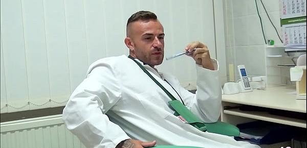 Amateur MFM Dreier für MILF Krankenschwester in der Praxis Deutsch